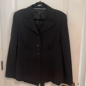 Unique details on this lovely Anne Klein skirt suit
